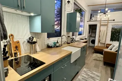 Image de Oceanfront, newly built, modern tiny home with beach access!