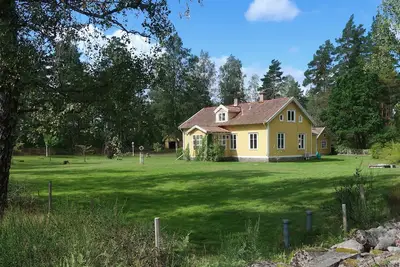 Image de Former village school in the middle of the forest