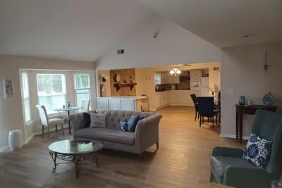 Image de Nice Centrally Located Home