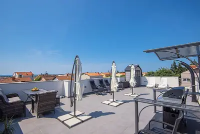 Image de Grande terrasse sur le toit avec vue sur la mer