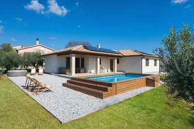 Image de Maison de vacances avec jacuzzi et taverne avec billard