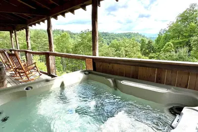 Image de J Willy's Refuge (2-Bedroom Cabin) with Mountain view - Pets Allowed by RedAwning