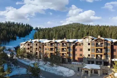 Image de Luxurious ski-in/ski-out condo with balcony with views.