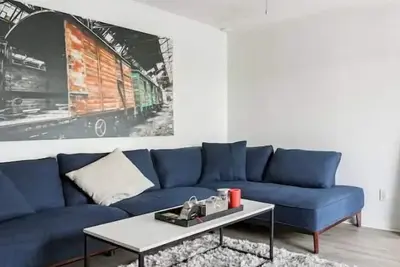 Image de Spacious Poolside 2\/2 - Med District, Uptown
