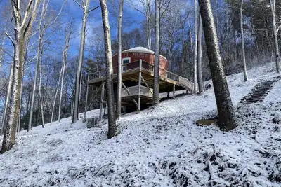 Image de Elevated eclectic yurt with wrap-around porch, hot tub, and mountain view!