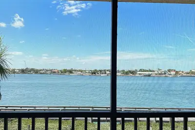 Image de Fabulous Riverfront condo in charming New Smyrna Beach Available April-November