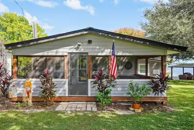 Image de Lakefront Home w\/ Screened Porches in Frostproof!