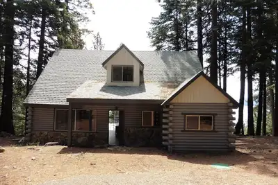 Image de Lake Almanor County Club sleeps ten people beautiful view of lake off huge deck
