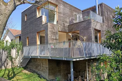 Image de Maison d'architecte en bois au bord de l eau