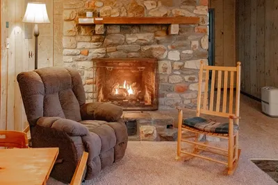 Image de Cozy Cabin #35 (accessible) - Sleeps 6 - Full kitchen + fireplace - between Boone & Blowing Rock Nc