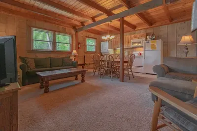 Image de Cozy Cabin #13 - Sleeps 6 - Full kitchen + fireplace - between Boone & Blowing Rock Nc