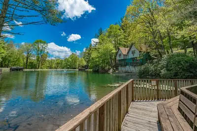 Image de Cozy Lakeside Cabin #14 - Sleeps 6 - Full kitchen + fireplace - between Boone & Blowing Rock Nc