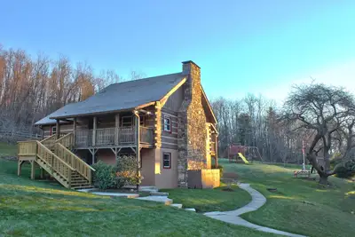 Image de Cozy Cabin #5 - Sleeps 6 - Full kitchen + fireplace - between Boone & Blowing Rock Nc