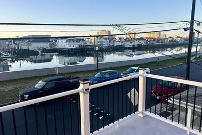 Image de Waterfront Gem- safe area, cozy and clean