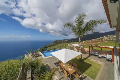 Image de Outstanding Madeira Villa | Oceanscape | 2 Bedrooms | Panoramic Sea & Mountain Views