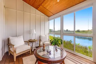 Image de Mallard Lakes townhouse with hot tub, pool, water views, & fireplace