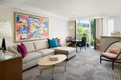 Image de Explore the Best of West Hollywood! 2 Big Units with Private Kitchenettes! Pool!