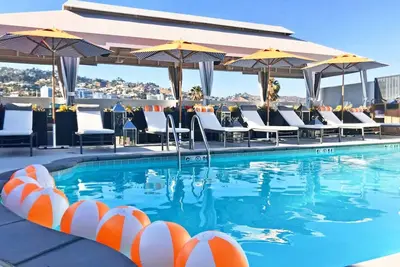 Image de Chic Oasis in West Hollywood's Heart! 3 Units w/ Balconies! Pool & Tennis Court!