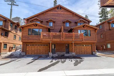 Image de \"Inbounds\" at Canyon Lodge-- Huge Slopeside Home with Private Hot Tubs & Garages