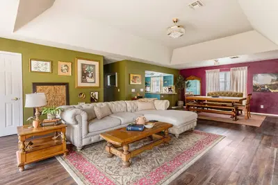 Image de Charming Gem with Modern, Spacious Interior