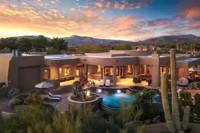 Image de Beautiful Mountain View home w/ Infinity Pool, Spa, 3 Fireplaces and more.