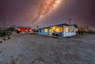 Image de Huge Joshua Tree Home\/Barn w\/Gameroom\/Outdoor Activities