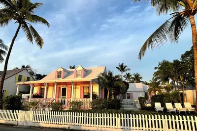 Image de The Doll House- Harbour Island's finest sunsets on the bay!
