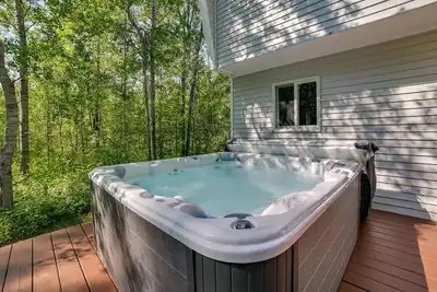 Image de Northern Michigan Hideaway w\/ Hot Tub & Fire Pit!