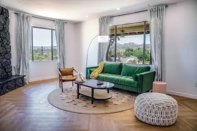 Image de Remodeled and intimate desert home - quiet relaxation and 10 Min. to Pappy's!