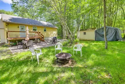 Image de Pet-Friendly Pocono Lake Cabin w/ Community Pool!