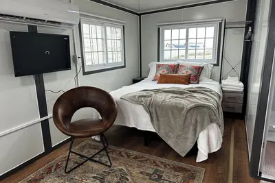 Image de Cozy Space, Expansive Feel: Very open BoxHouse, Monahans, Tx