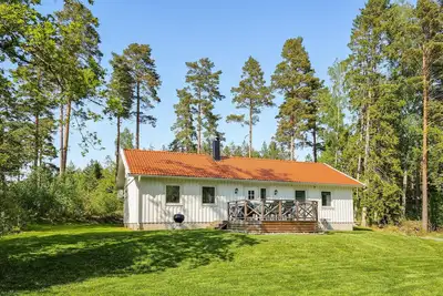 Image de Belle maison Ă Norra Kedum avec WiFi