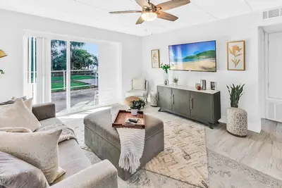 Image de Stunning Waterfront 2br Condo Steps from the Beach