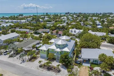 Image de Villa Rozafa\n Cozy, spacious, walking distance from downtown white sandy beach.