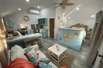 Image de Beautifully Designed Cozy Cottage, Walking Distance to the Beach! !
