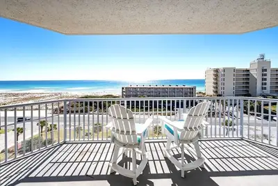 Image de Panoramic ocean views and watch the dolphins play from your private balcony. \n\n