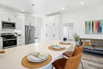 Image de New! Modern Urban Oasis 2bdrm/2ba