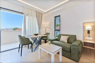 Garçonnière avec le balcon et la vue sur le mer Promajna, Makarska (As-20940-n)