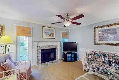 Image de Dog-friendly villa with pool, tennis, pickleball, on-site golf, deck, & W/D