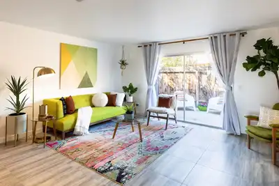 Image de Spin Some Vinyl at a Lush Green Retreat with Two Bedrooms