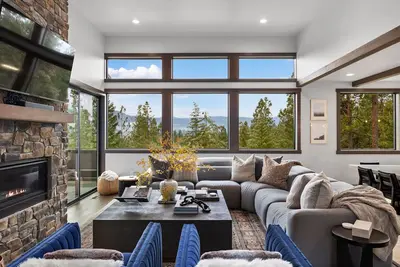Image de Large & Luxurious Retreat on 5 Wooded Acres w/ Hot Tub and Game Room