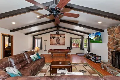 Image de The Ginger Lodge By Destination Big Bear: Walking Distance to Meadow Park! Spa! Close to Snow Summit! Pool Table!