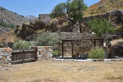 Secret isolated stone house in Kea 2' away from the beach