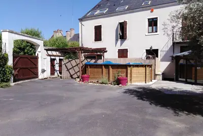 Image de Grande Maison Familiale avec Piscine Privée au Centre de Saint-Gaultier