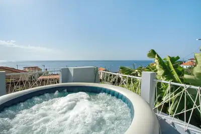 Image de Maison de vacances 'Blue By The Sea House' avec vue sur la mer, terrasse privée et Wi-Fi
