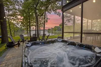 Image de Harbor View Haven | Waterfront w/ Hot Tub + Dock!