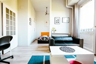 6th Floor Modern Apartment w\/ Balcony & City Views