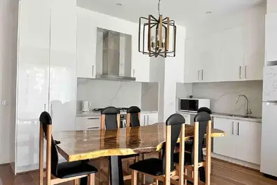 Image de Light Filled Inner City Home Convenient Parking