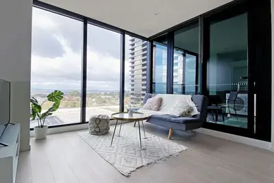 Image de Skygarden Luxury 2-bed, 2-bath Apartment With Free Parking in Central Location