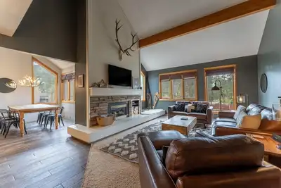 Image de Conveniently Located Condo w/ Private Balcony, Large Windows & Natural Light